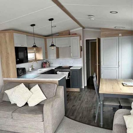 Ocean Breeze Villa Selsey Bagian luar foto